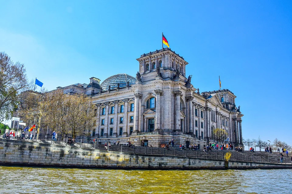 Deutscher Bundestag, von der Spree aus aufgenommen